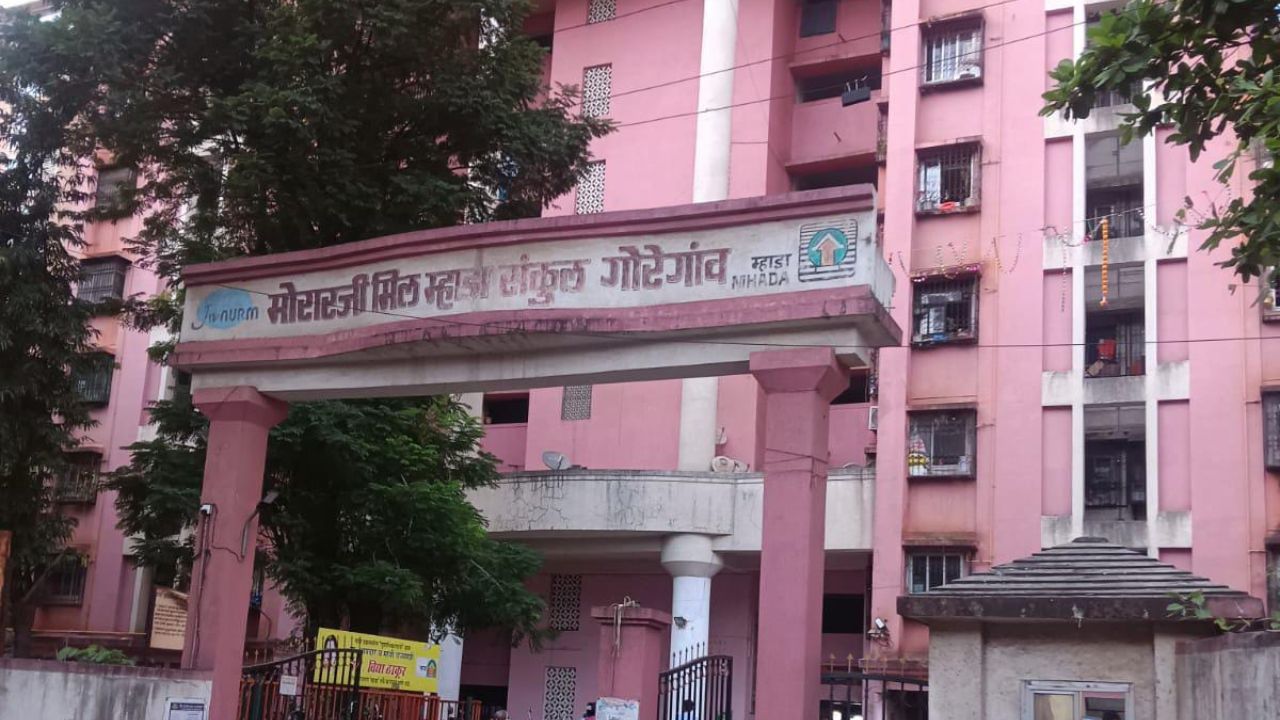 पैसे भरले, अर्ज केला; तरीही घर नावावर नाही! गोरेगावच्या मोरारजी मिल म्हाडा संकुलातील रहिवासी वर्षभरापासून न्यायाच्या प्रतीक्षेत