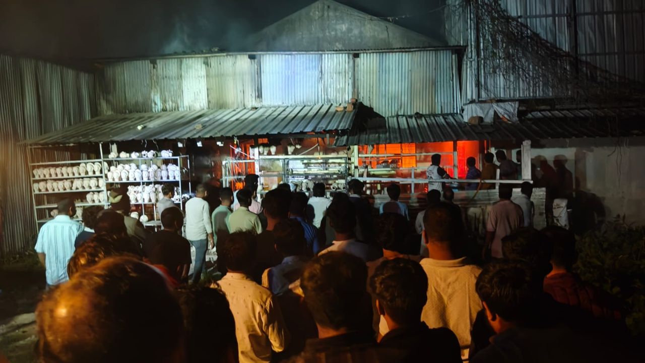 Ganesh Idol Factory Fire: वाई MIDCमध्ये गणेशमूर्ती कारखान्याला भीषण आग; लाखो रुपयांचा माल जळून खाक