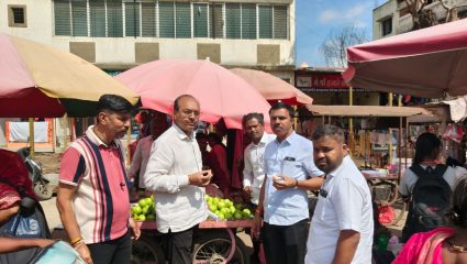 Satara News: सत्तेची हवा नाही! वाईचे नगराध्यक्ष अनिल सावंत व्यापाऱ्यांच्या कट्ट्यावर