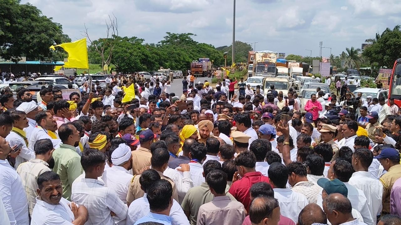 OBC Bachao Morcha: मुंबईकडे जाणारा ‘ओबीसी बचाव मोर्चा’ पोलिसांनी रोखला; लक्ष्मण हाकेंचा ३ तास ठिय्या!