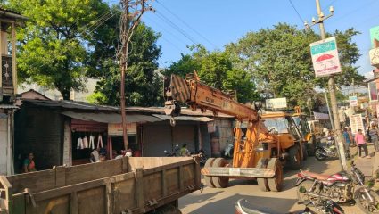 Wai Encroachment Drive: वाई शहरात नगरपरिषदेचा धडक दणका; अनधिकृत फ्लेक्स, टपऱ्या अन् गटारांवरील अतिक्रमणांवर हातोडा!