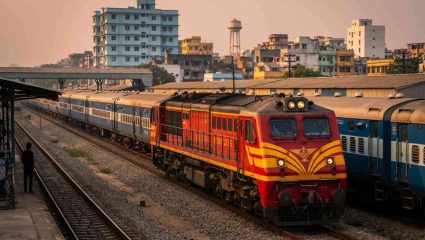 Pune Beed Direct Train: पुणे-बीड थेट रेल्वेचा आज शुभारंभ;  किती तासांचा प्रवास,कोणाला होणार फायदा,