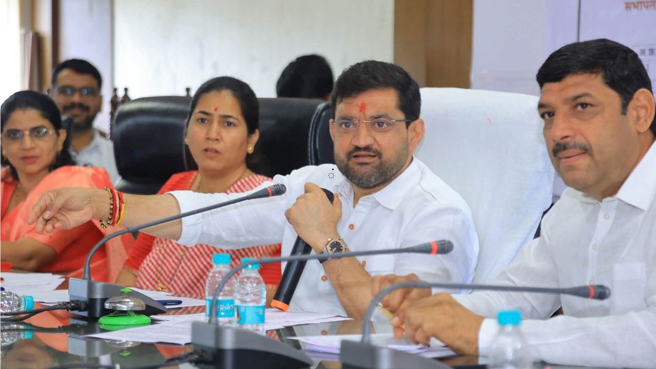 Maval News: रस्ते अन् पाणीपुरवठ्याचे प्रश्न तात्काळ सोडवा! मावळ पंचायत समितीच्या  बैठकीत मागणी