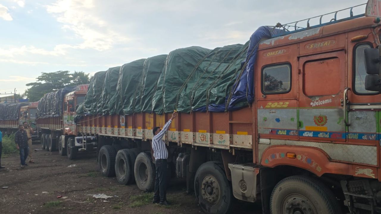 Khandala Ammonium Nitrate Truck Case: खंडाळ्यात तब्बल १०५ टन स्फोटक अमोनियम नायट्रेट जप्त; चालकांसह कंपनी अधिकाऱ्यांवर गुन्हा