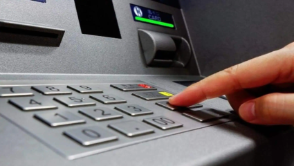 अरे देवा… ATM यूजर्सना मोठा झटका! सरकारी बँकांनी कमी केली Free Transaction ची लिमिट, Charges ही वाढवलेत
