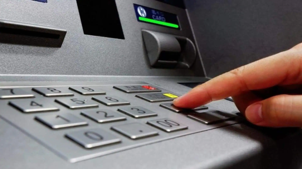 अरे देवा… ATM यूजर्सना मोठा झटका! सरकारी बँकांनी कमी केली Free Transaction ची लिमिट, Charges ही वाढवलेत