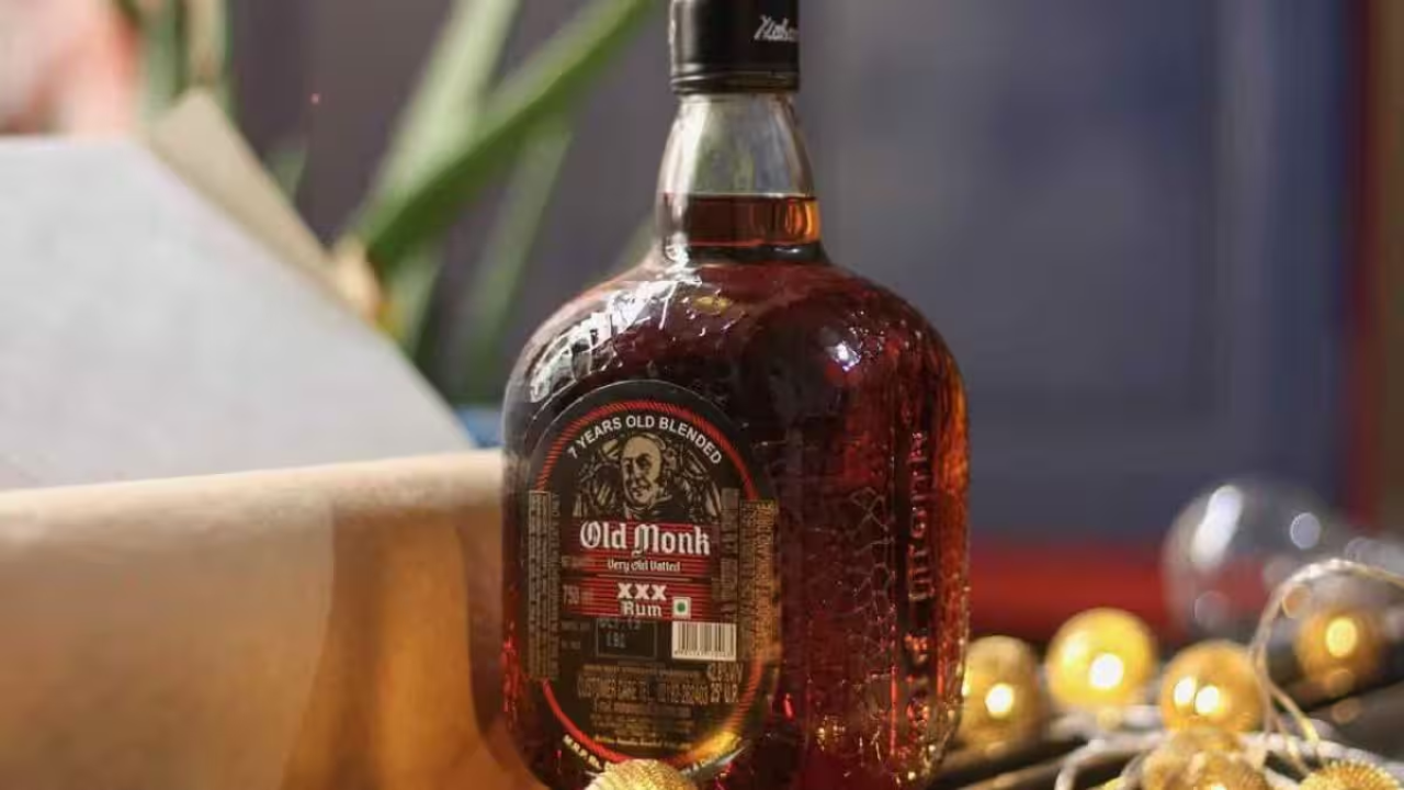 Old Monk पिणाऱ्यांनो इथे लक्ष द्या… आता Rum विकली जाणार नाही? जाणून घ्या नेमका काय आहे वाद?