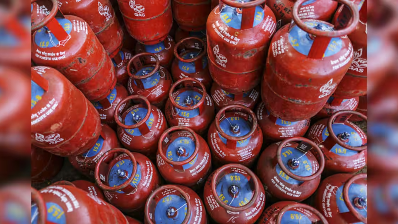 काय सांगता? 3 Free Gas Cylinder  आणि अकाऊंटमध्ये 3000 रुपये! ‘या’ सरकारचा मोठा निर्णय; कोणाला मिळणार लाभ?