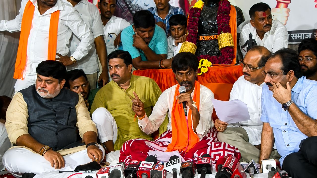 Maratha Reservation : मराठा आरक्षण आंदोलनाला मोठं यश? जरांगेंच्या मागण्यांवर सरकारच्या शिष्टमंडळाची चर्चा