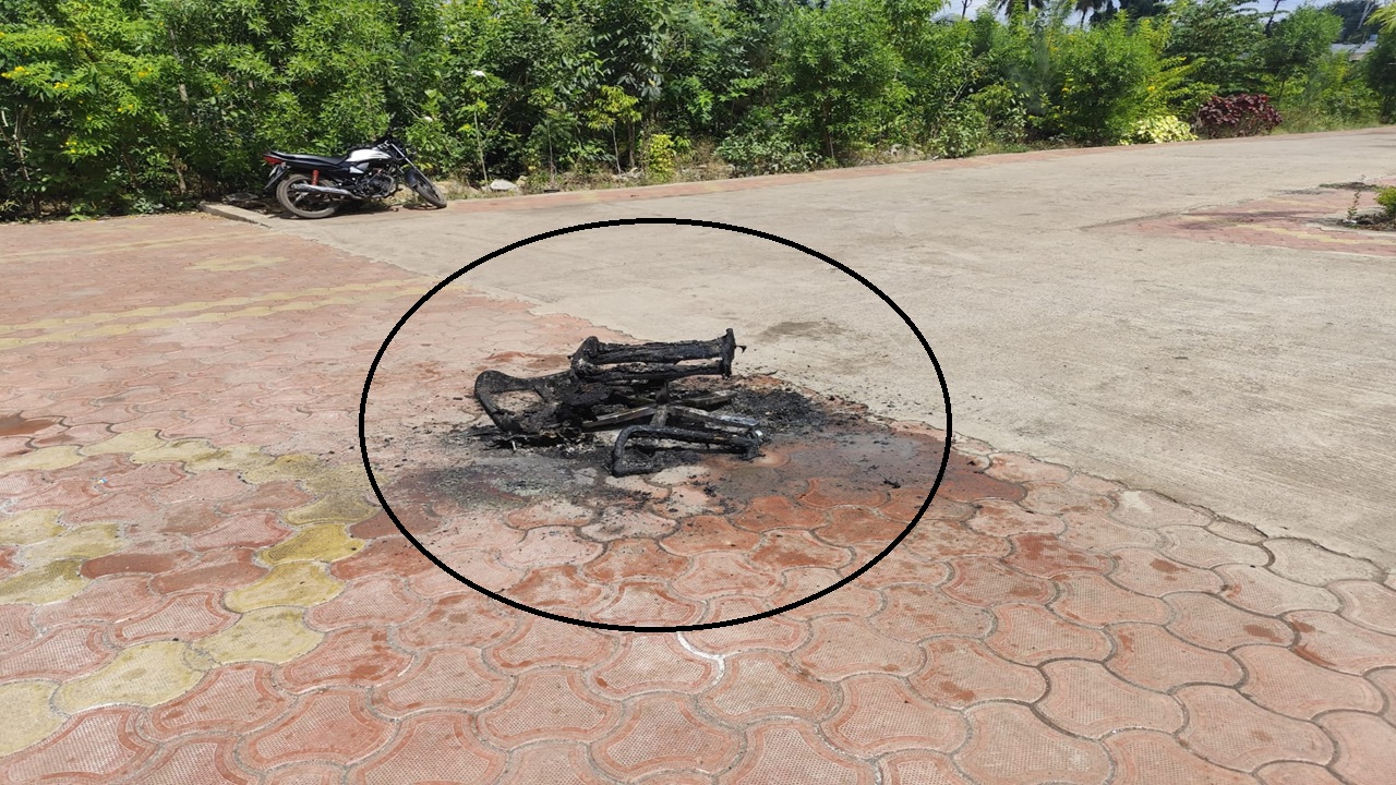 Maratha Reservation Protest: ‘एक मराठा, लाख मराठा’च्या घोषणा; तहसीलदारांची खुर्ची बाहेर आणून जाळली, उमरग्यात चार जण ताब्यात