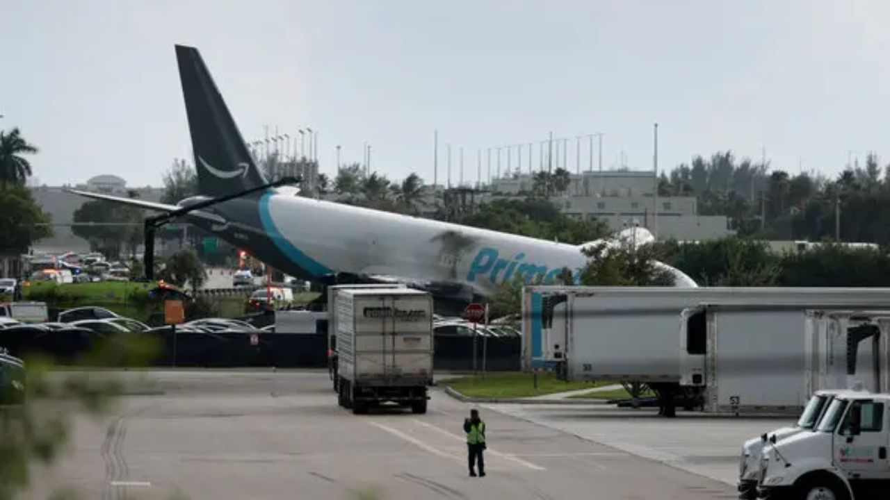 US Plane Crash: मियामी विमानतळावर मोठा अपघात; मालवाहू विमान धावपट्टीवरून घसरले, 5 जणांचा मृत्यू,पाहा VIDEO