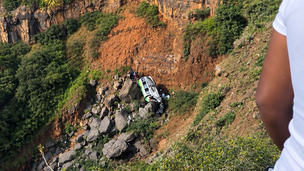 Cape Verde Accident : केप वर्देच्या फोगो बेटावर भीषण बस अपघात; २५ जणांचा मृत्यू, अनेक मुले-बालकांचा समावेश