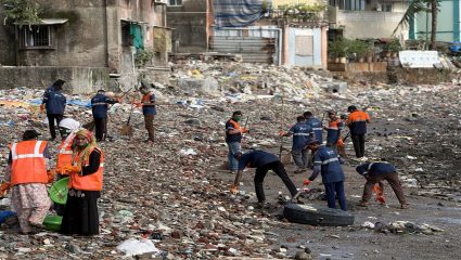 Mumbai News: 200 हून अधिक सफाई कर्मचाऱ्यांची फौज मैदानात; वरळी समुद्रकिनाऱ्यासह कोळीवाड्याची व्यापक स्वच्छता