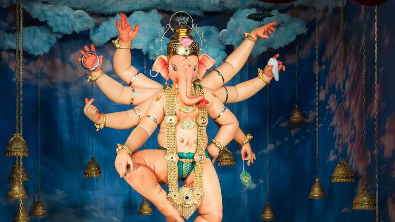 हातावर असलेल्या कमळात एका पायावर हा अष्टभुजा गणपती उभा आहे आणि ही मनमोहक मूर्ती मनाला एक वेगळीच शांतात देते आहे