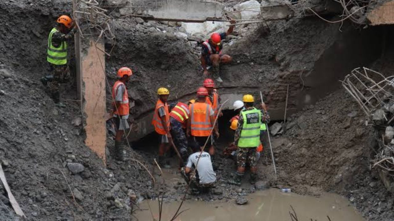 Nepal Flood : त्रिशुली-3A जलविद्युत बोगद्यात 9 दिवसांनंतर चमत्कार, 2 कामगारांची जिवंत सुटका, पहा VIDEO