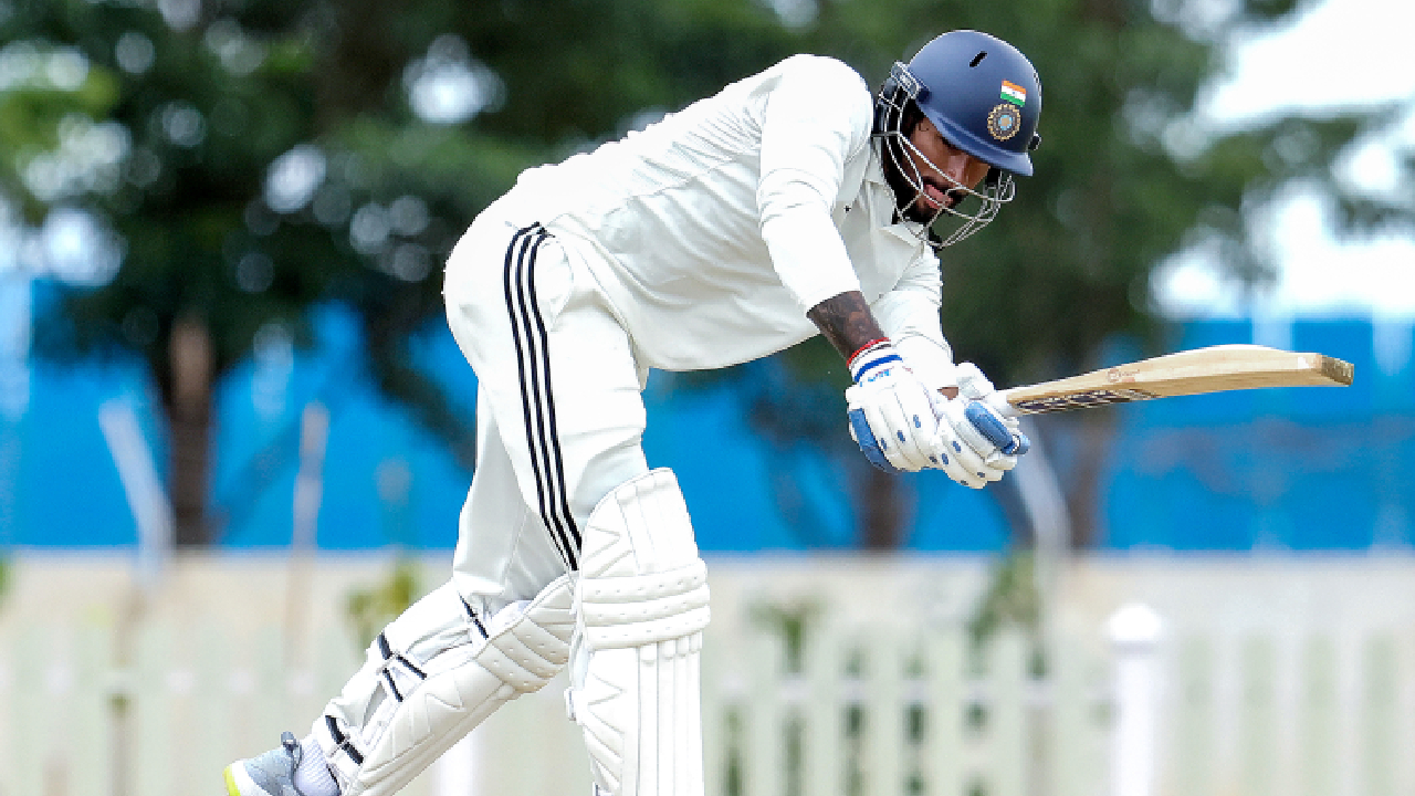 Duleep Trophy 2026:  याच्यापेक्षा तर कासव बरं! 700 रन्सचा पाठलाग अन् Tilak Verma ची संथ खेळी