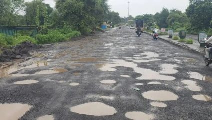 Ratnagiri: मुसळधार पाऊस अन् खड्ड्यांचे साम्राज्य; गणेशोत्सवाआधी कोकणातील रस्ते दुरुस्तीसाठी प्रशासनाची मोहीम