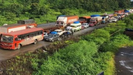 Ratnagiri: परतीच्या प्रवासात ट्रॅफिकचे ‘विघ्न’; दुहेरी वाहतुकीमुळे मुंबई-गोवा महामार्गावर वाहनांची प्रचंड गर्दी
