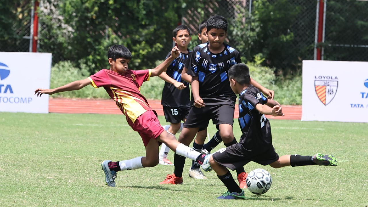 Football: अर्णव कोरेचा डबल धमाका! ध्रुव ग्लोबलने कल्याणी स्कूलला ४-१ ने नमवत लोयोला कपमध्ये मिळवला विजय