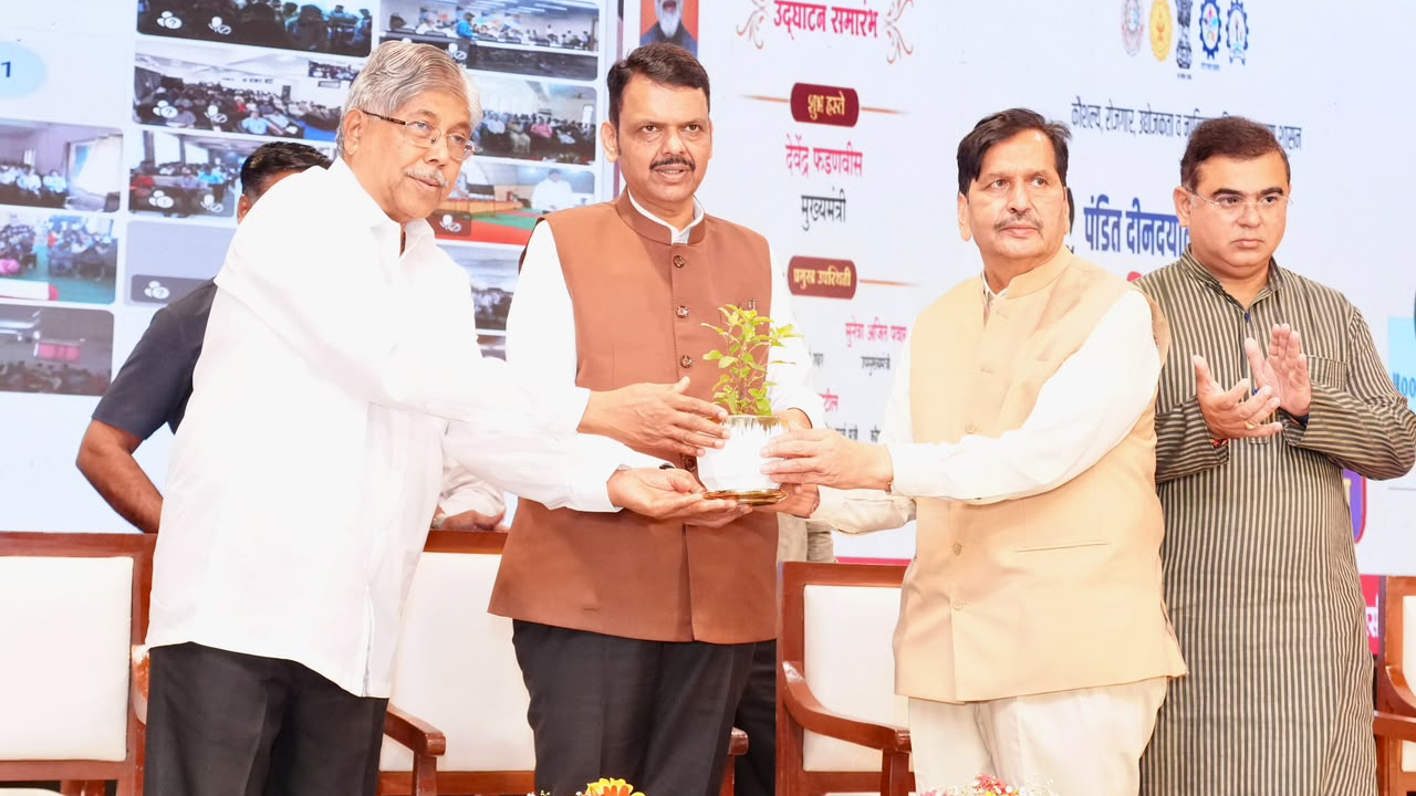 ‘केवळ पदवी मिळवणे पुरेसे नसून…’; महारोजगार मेळाव्यात काय म्हणाले CM Devendra Fadnavis?
