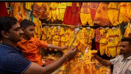 ‘हातात मोबाईल पण मनात कान्हा!’ पुण्यात चिमुकल्यांसाठी पारंपरिक पोशाख अन् सजावटीच्या वस्तूंची खरेदी जोरात