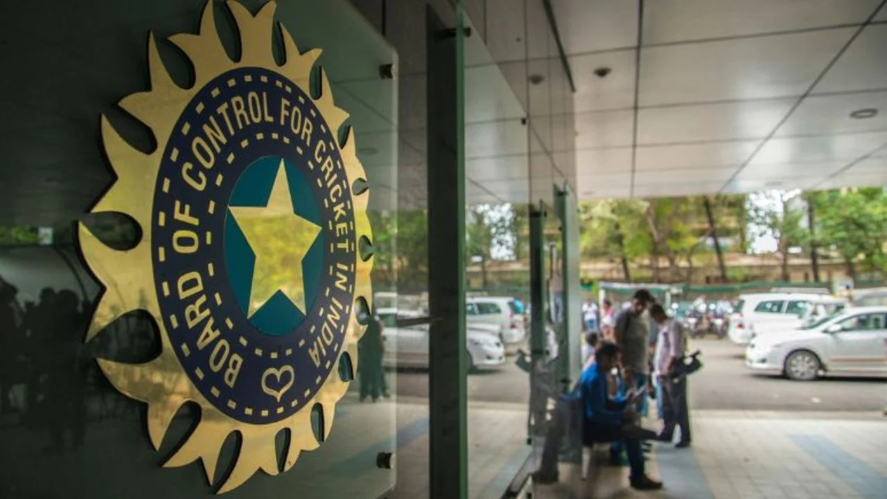 प्रचंड मोठी खळबळ! BCCI ची ६४ खेळाडूंवर बंदीची कारवाई; Rohit सह ‘या’ खेळाडूचा समावेश