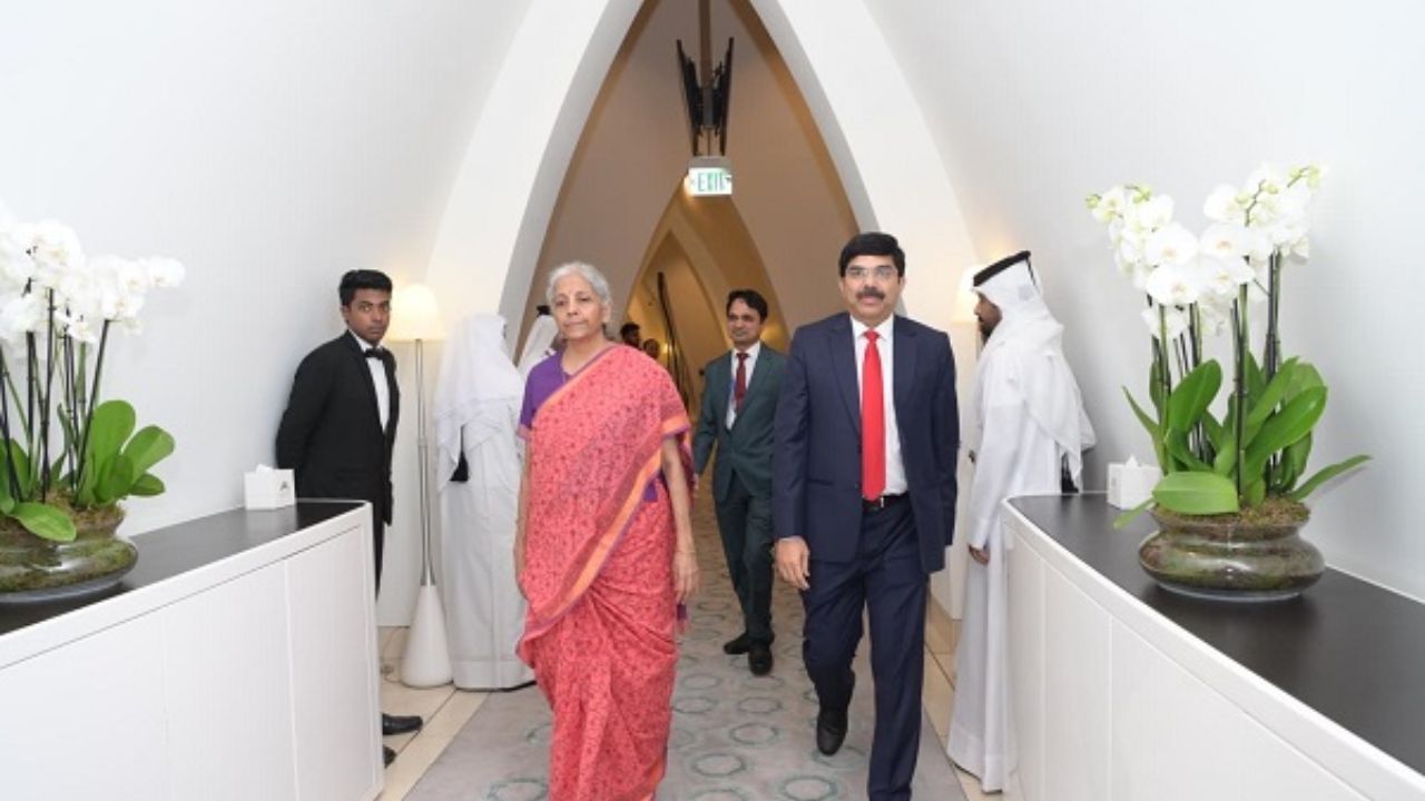 AIIB Meeting : कतारमध्ये अर्थमंत्र्यांचे जोरदार स्वागत; जागतिक गुंतवणूकदार आणि 6 देशांच्या अर्थमंत्र्यांसोबत द्विपक्षीय बैठका