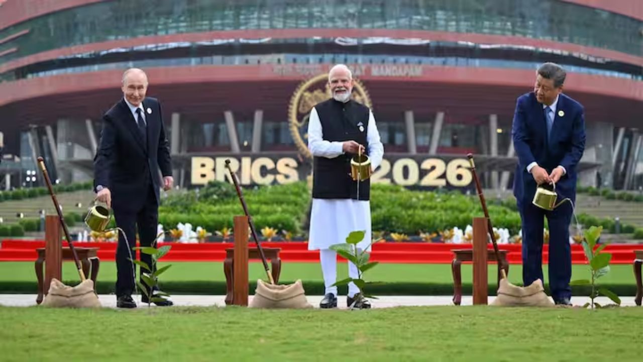 BRICS Summit 2026 : भारत मंडपम येथे जागतिक नेत्यांचे भव्य फोटोसेशन; पंतप्रधान नरेंद्र मोदींनी केले परदेशी पाहुण्यांचे स्वागत