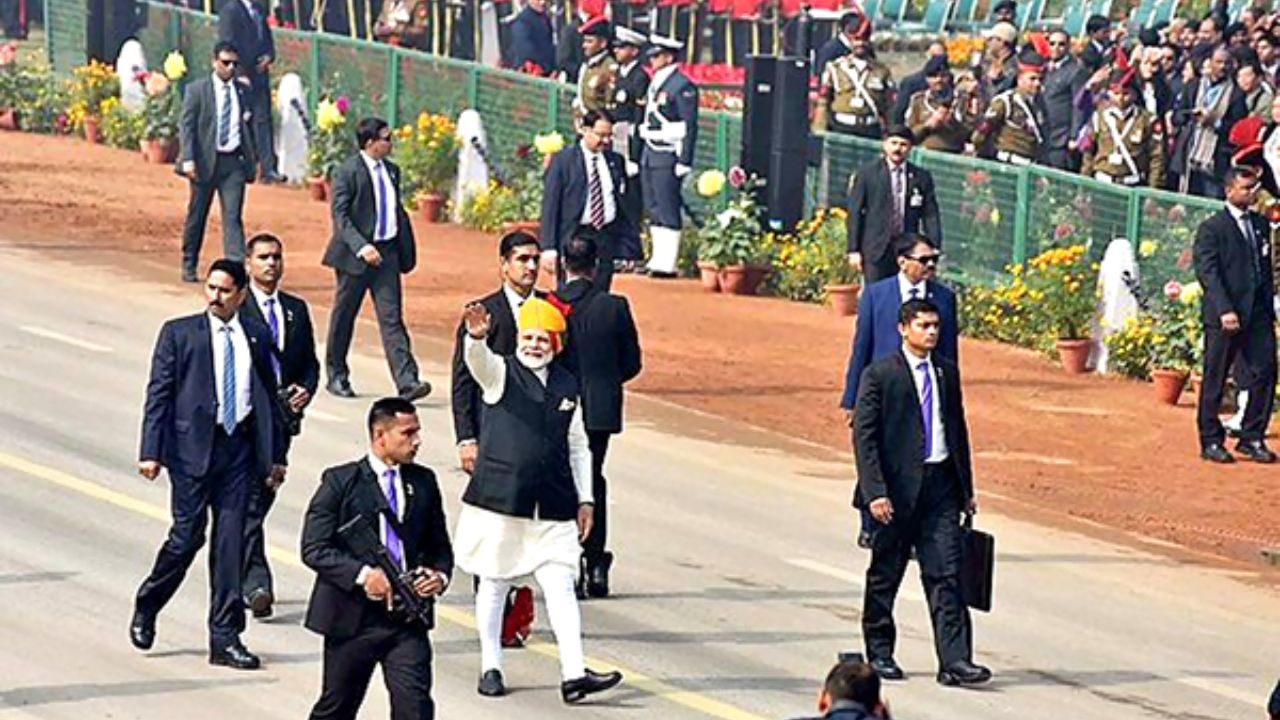 PM Modi Security Breach : मोदींच्या कार्यक्रमात मोठी खळबळ; बनावट PMO ID, बंदुकधारी बॉडीगार्डसह दोघे ताब्यात