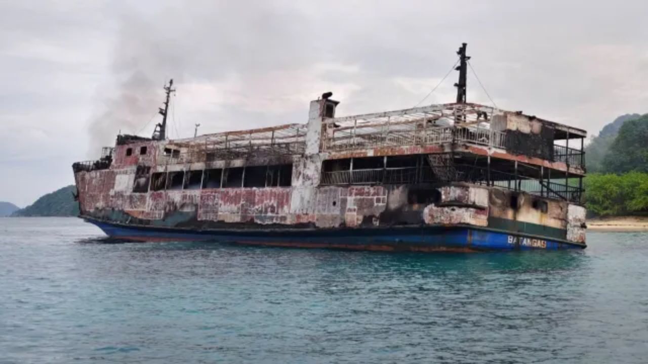 Philippines Ferry Fire: फिलीपिन्समध्ये समुद्रात मोठी दुर्घटना! ‘MV June Aster’ फेरीला भीषण आग लागून 5  मृत, 87 बेपत्ता, VIDEO