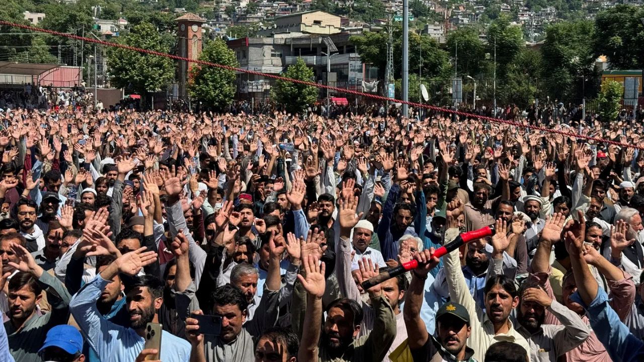 PoK Protests : पाकव्याप्त काश्मीरमध्ये असंतोषाचा वणवा; 25 हजार लोकांनी केला LoC ओलांडून भारतात सामील होण्याचा एल्गार