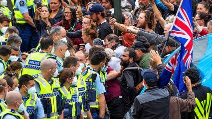 New Zealand News : वेतन प्रस्तावावरून सरकारी कर्मचारी रस्त्यावर; न्यूझीलंडमध्ये कामबंद आंदोलन