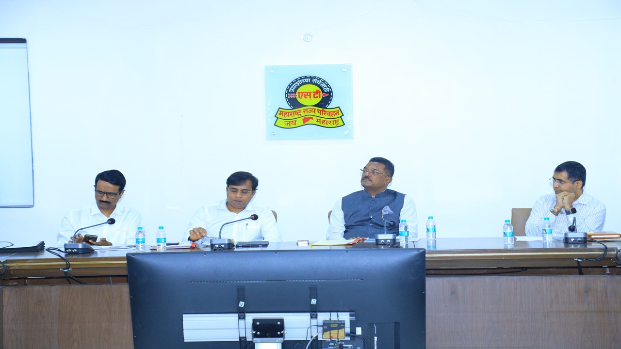 Pratap Sarnaik: ‘विना वाहक’ बससेवा वाढवणार? एसटीचा आर्थिक डोलारा मजबूत करण्यासाठी परिवहन मंत्र्यांचा नवा मंत्र