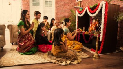 Hindu Puja Rituals: पूजा करताना उभे राहावे की बसावे? आराधनेची योग्य पद्धत आणि शास्त्रातील नियम जाणून घ्या