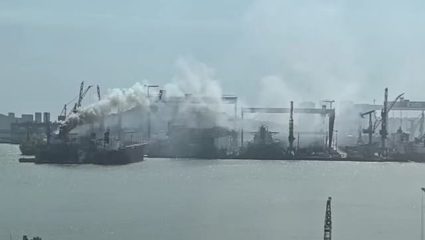 China : चीनमध्ये मोठी दुर्घटना! दुरुस्तीसाठी उभ्या असलेल्या परदेशी जहाजाला लागली आग; 30 हून अधिक जीवितहानीची भीती