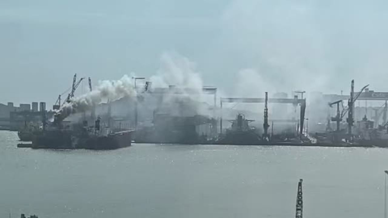 China : चीनमध्ये मोठी दुर्घटना! दुरुस्तीसाठी उभ्या असलेल्या परदेशी जहाजाला लागली आग; 30 हून अधिक जीवितहानीची भीती