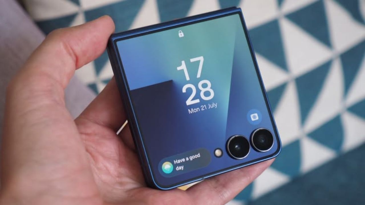 Smartphone Price Dropped: नवा Samsung फ्लिप फोन झाला स्वस्त! या प्लॅटफॉर्मवर मिळतेय सर्वोत्तम डिल, जाणून घ्या सविस्तर