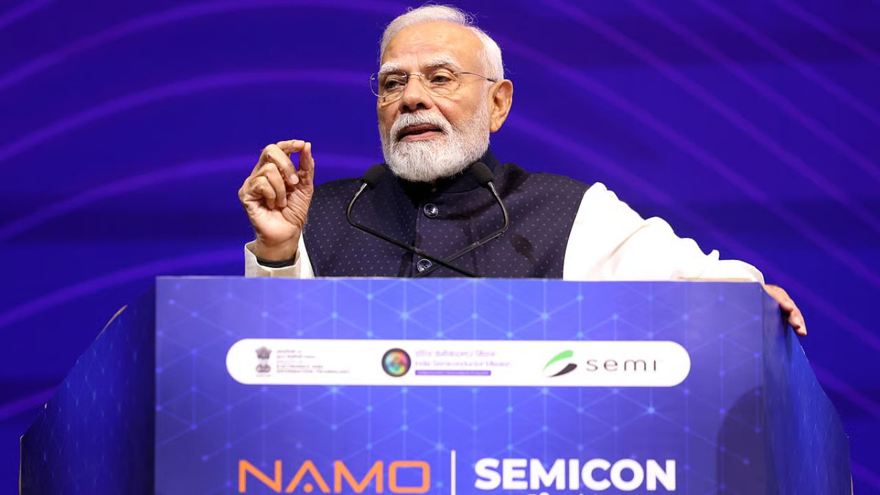 SEMICON 2026 : भारतात सेमीकंडक्टर क्षेत्रात 10 अब्ज डॉलर्सची बंपर गुंतवणूक; ‘या’ राज्यात उभारणार महाकाय हब