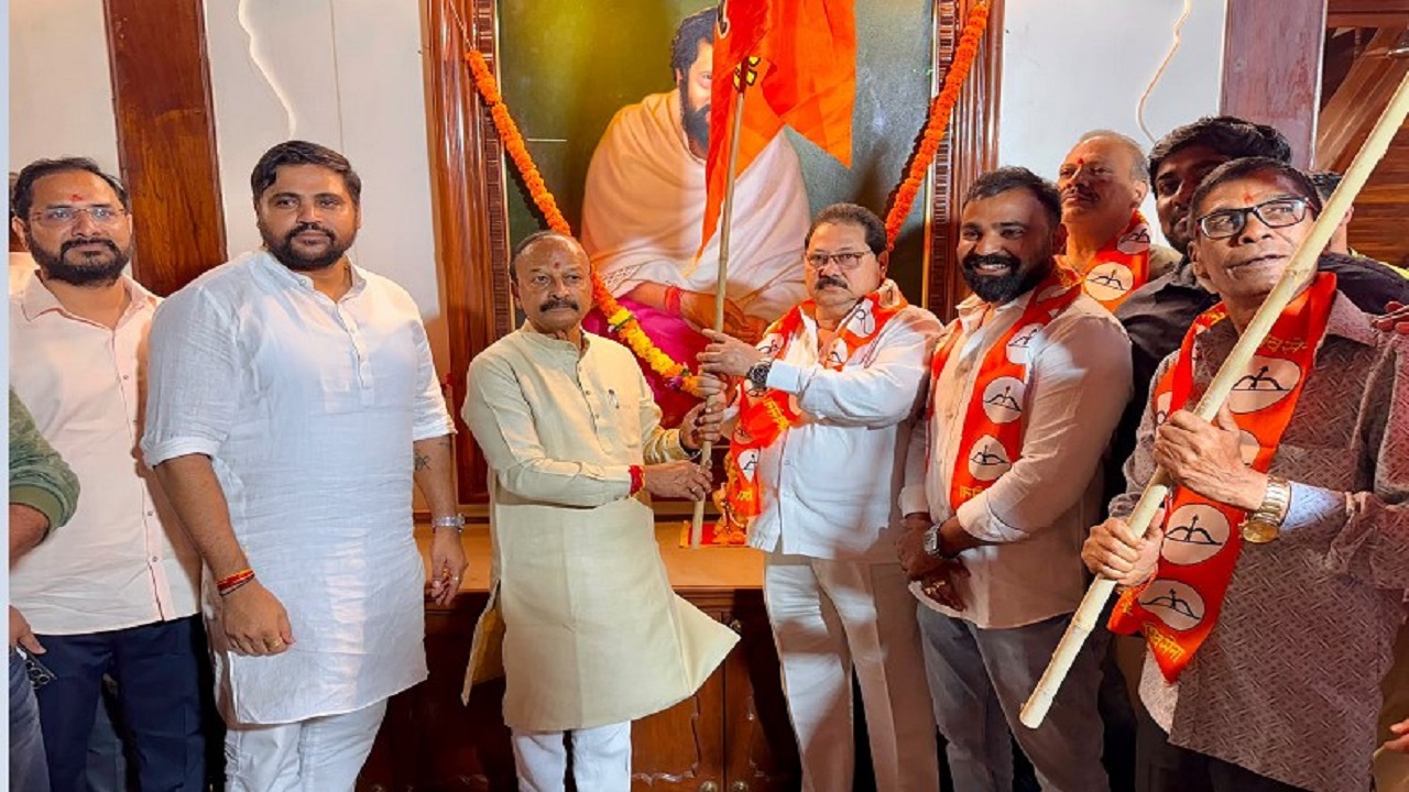 Maharashtra Politics : भाजप आमदार गणपत गायकवाड यांचे निकटवर्तीय अनंता पावशे यांचा शिंदेंच्या शिवसेनेत प्रवेश