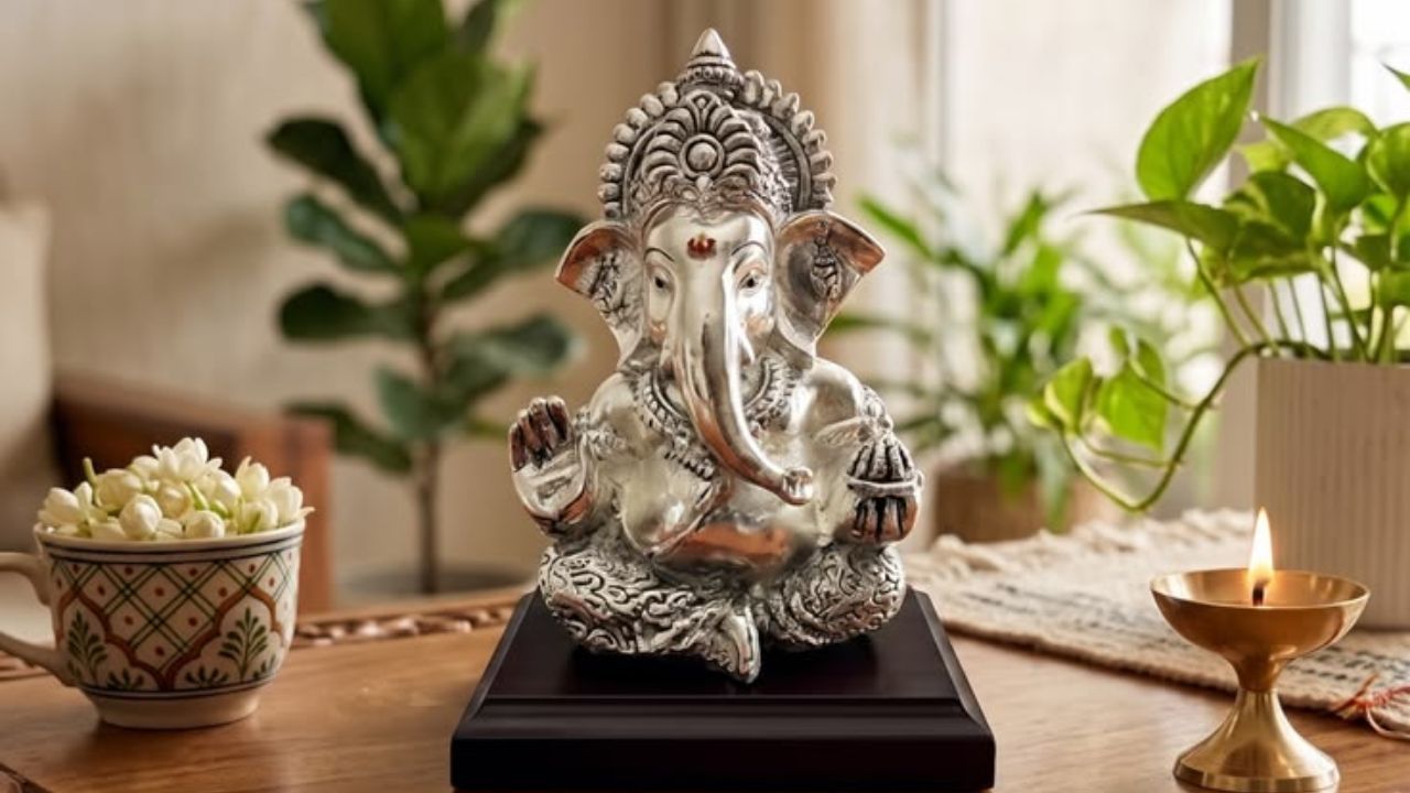 Silver Ganesh Idol: चांदीचे गणपती घरात आणतात बरकत! स्थापना केल्याने मिळू शकतात ‘हे’ खास फायदे