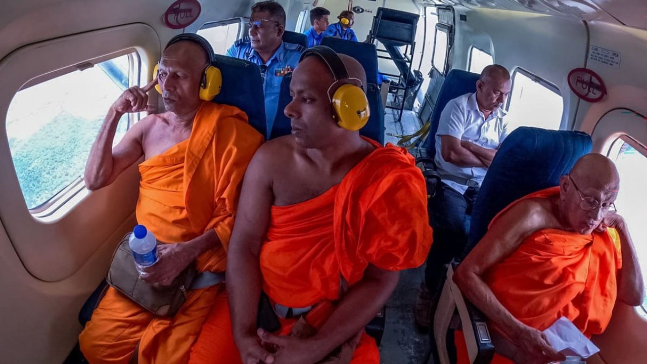 SriLanka Drought: दुष्काळाने होरपळल्या श्रीलंकेत आकाशातून प्रार्थना अन् केले पवित्र पाण्याचे शिंपण; विमानातुन बौद्ध भिक्षूंचा दौरा