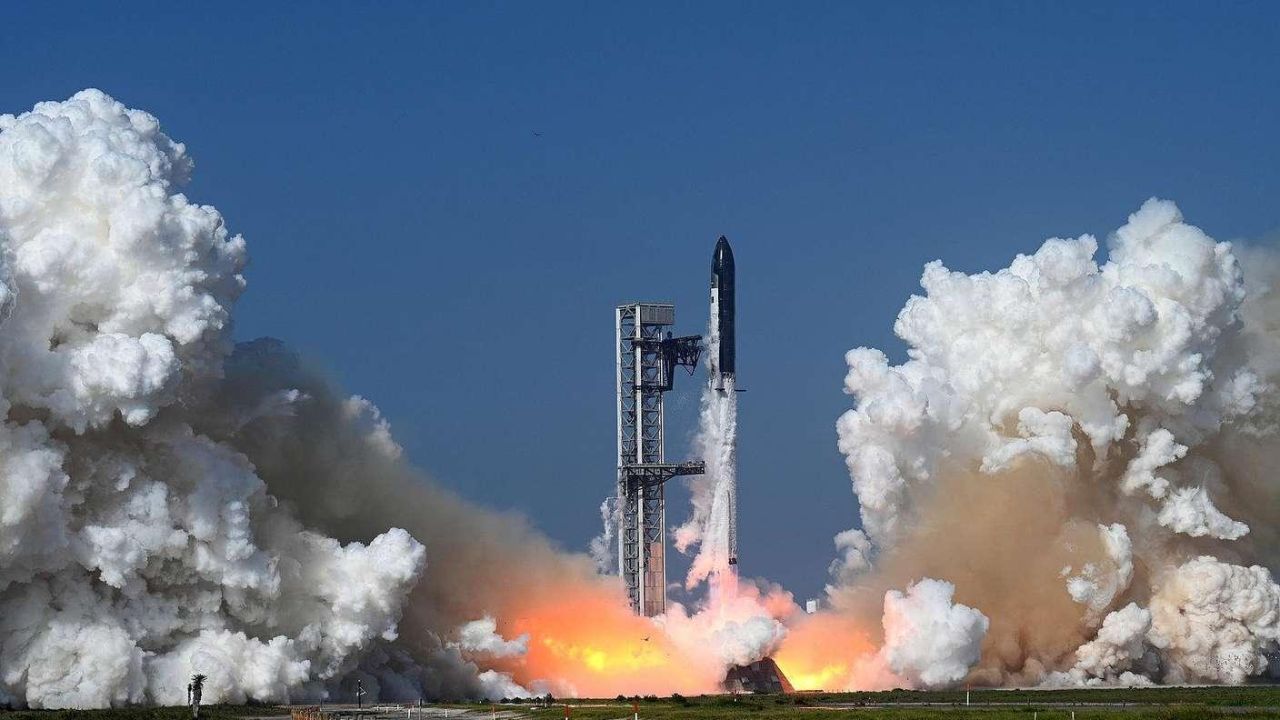 SpaceX Starshipची ऐतिहासिक झेप! महाकाय रॉकेट पहिल्यांदाच पृथ्वीच्या कक्षेत