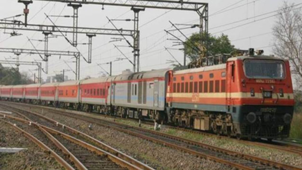 Train Accident : आंध्रात एक्सप्रेसच्या धडकेत चार विद्यार्थी दगावले, श्रीकाकुलममधील ह्रदयद्रावक घटना