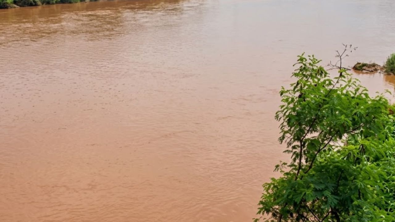 Ulhas River: उल्हास नदीतील गढूळता वाढली; बदलापूर-अंबरनाथमध्ये पाणीपुरवठ्यावर संकट