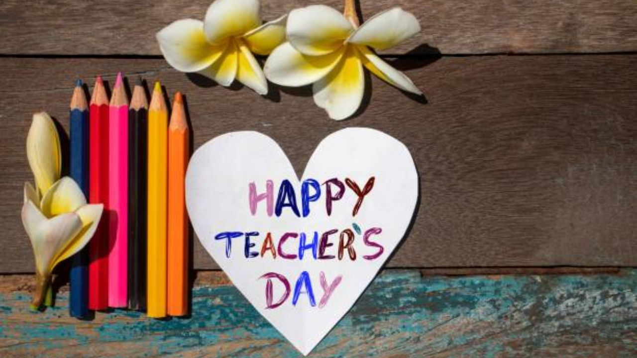 Teachers Day Wishesh: गुरूंच्या आशीर्वादाने घडते आयुष्याची वाटचाल! शिक्षक दिनानिमित्त गुरुजनांना पाठवा मराठमोळ्या शुभेच्छा