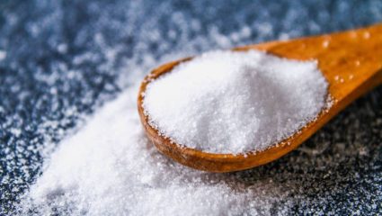Salt Shaker Tips: मीठ वारंवार ओलसर होतंय? बरणीमध्ये मीठ ठेवताना अजिबात करू नका ‘ही’ चूक, अन्यथा मिठाचे होईल पाणी