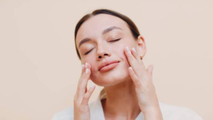 Skin Care Tips: त्वचेवर अचानक पिंपल्स येऊन खड्डे पडतात? ‘या’ पदार्थांच्या सेवनामुळे चेहऱ्यावर चमक होते कायमची गायब
