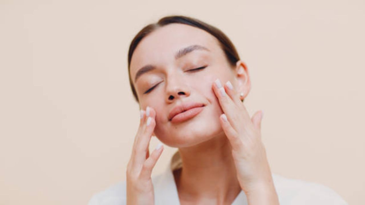 Skin Care Tips: त्वचेवर अचानक पिंपल्स येऊन खड्डे पडतात? ‘या’ पदार्थांच्या सेवनामुळे चेहऱ्यावर चमक होते कायमची गायब