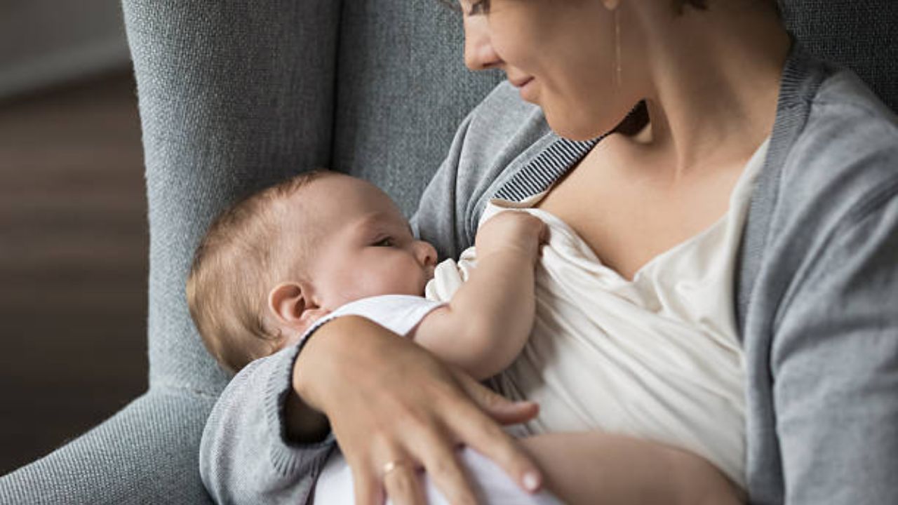 Breastfeeding: पूर्वीच्या तुलनेत आता स्तनपान अधिक आव्हानात्मक का वाटतेय? ‘या’ कारणांमुळे वाढू शकतात अडचणी
