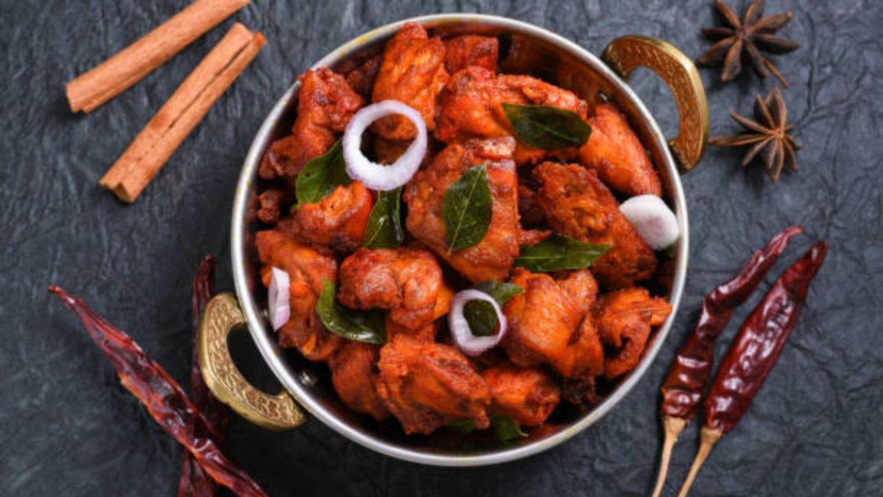 Eating Chicken Daily: ३० दिवस नियमित चिकन खाल्ल्यास शरीरावर होतील ‘हे’ परिणाम, वजनापासून पचनक्रियेपर्यंत दिसून येतील बदल